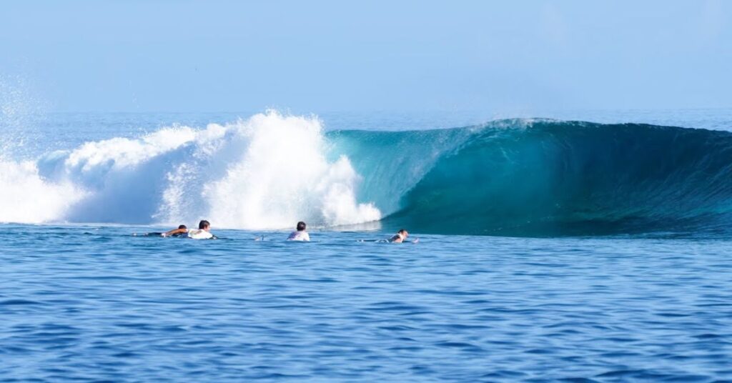 surf-tahiti-tubos-diversion-aguas-cristalinas