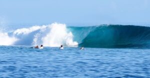 surf-tahiti-tubos-diversion-aguas-cristalinas